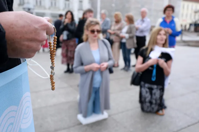 Mu&scaron;karci kleče i mole, a protuprosvjednici stigli s glazbom i transparentima. 'Slobodne i ravnopravne'