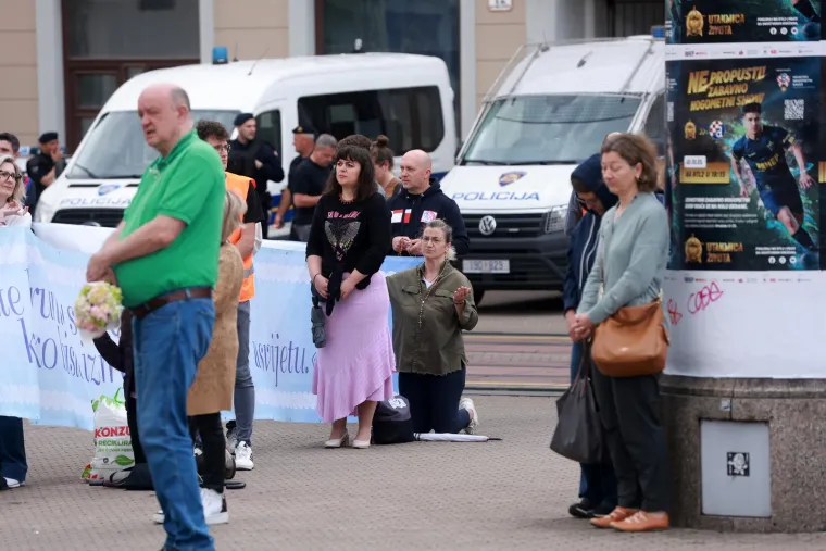 Mu&scaron;karci kleče i mole, a protuprosvjednici stigli s glazbom i transparentima. 'Slobodne i ravnopravne'