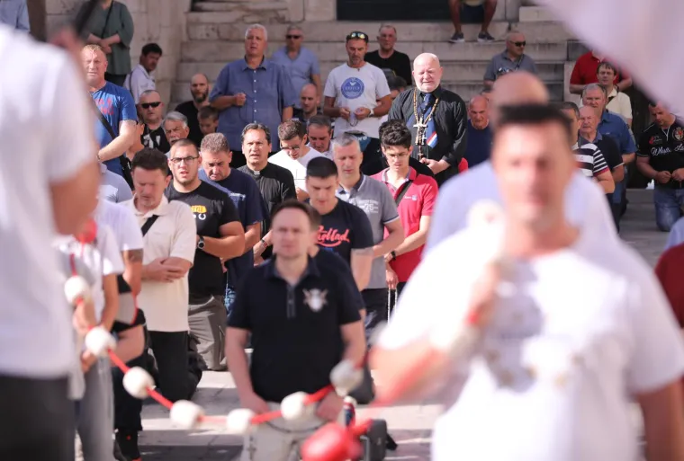 Mu&scaron;karci kleče i mole, a protuprosvjednici stigli s glazbom i transparentima. 'Slobodne i ravnopravne'