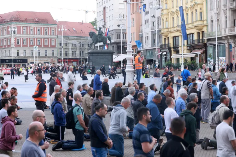 Još jedno klečanje usred Zagreba i još jedan prosvjed: Policajci stoje između molitelja i prosvjednika, održana i 'Tiha misa'