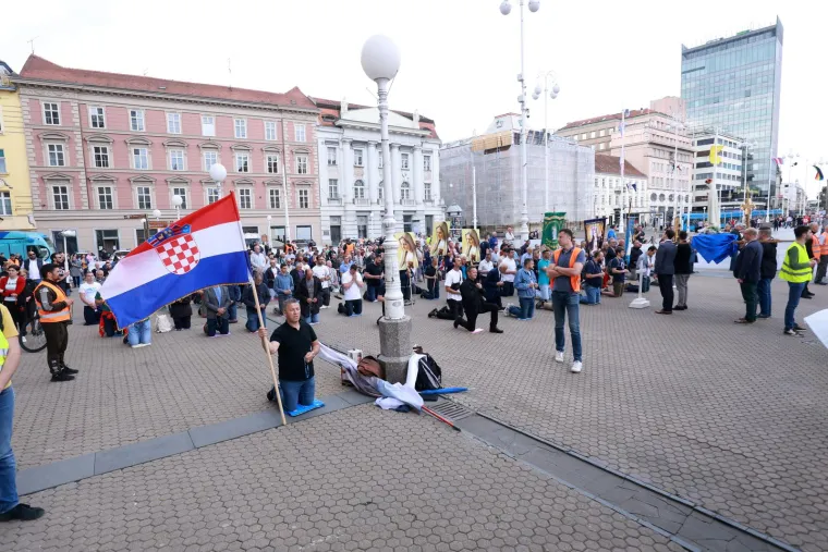 Još jedno klečanje usred Zagreba i još jedan prosvjed: Policajci stoje između molitelja i prosvjednika, održana i 'Tiha misa'