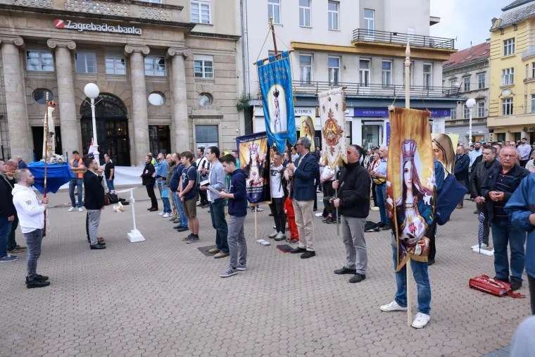 Još jedno klečanje usred Zagreba i još jedan prosvjed: Policajci stoje između molitelja i prosvjednika, održana i 'Tiha misa'