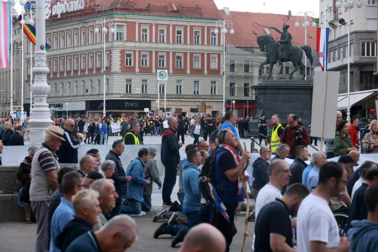 Još jedno klečanje usred Zagreba i još jedan prosvjed: Policajci stoje između molitelja i prosvjednika, održana i 'Tiha misa'