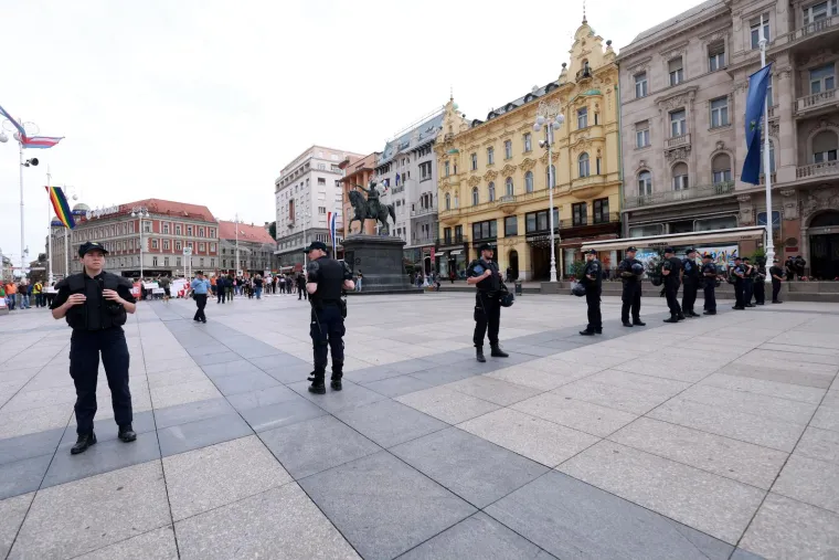 Još jedno klečanje usred Zagreba i još jedan prosvjed: Policajci stoje između molitelja i prosvjednika, održana i 'Tiha misa'