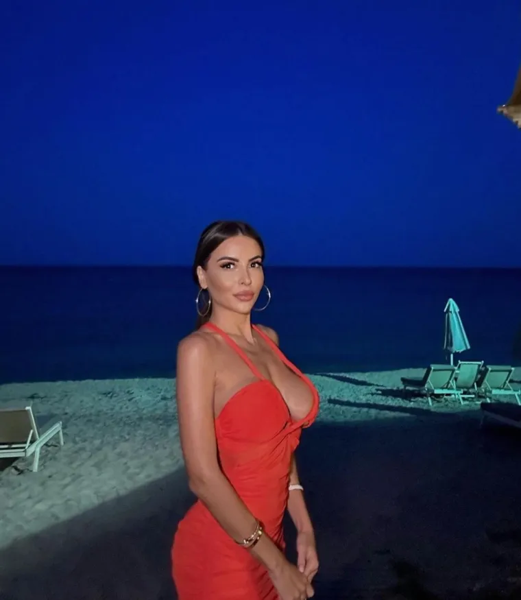 Dekolteom na izvol'te djevojka iz susjedstva rasplamsala ma&scaron;tu: 'Ljetno i vrlo provokativno izdanje'