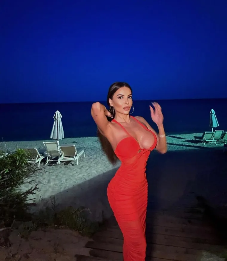 Dekolteom na izvol'te djevojka iz susjedstva rasplamsala ma&scaron;tu: 'Ljetno i vrlo provokativno izdanje'