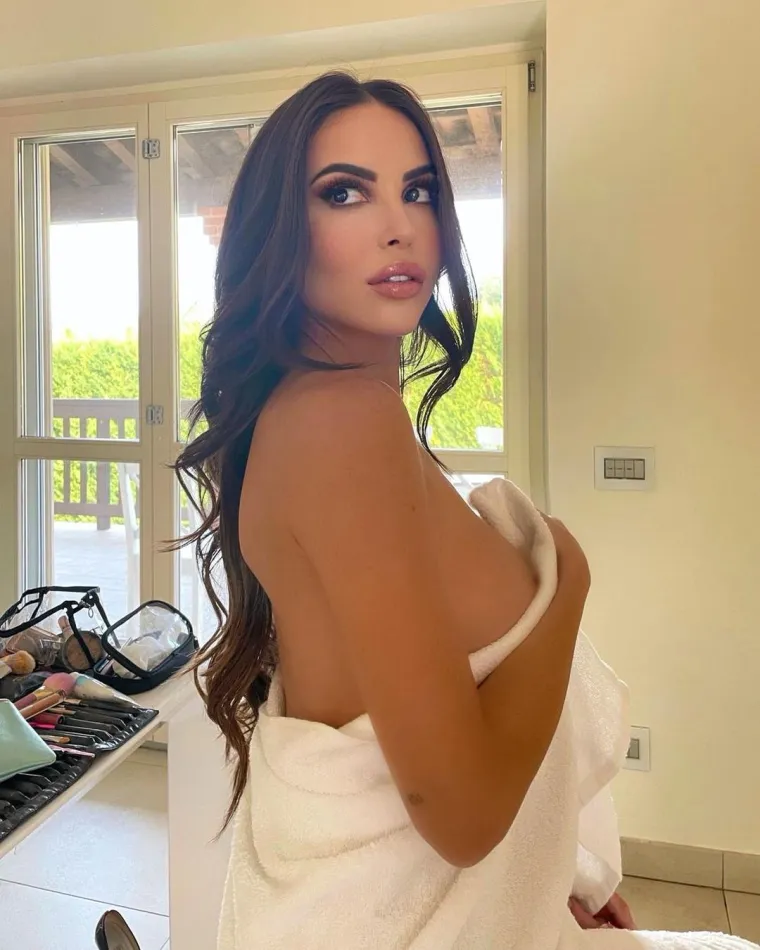 Dekolteom na izvol'te djevojka iz susjedstva rasplamsala ma&scaron;tu: 'Ljetno i vrlo provokativno izdanje'