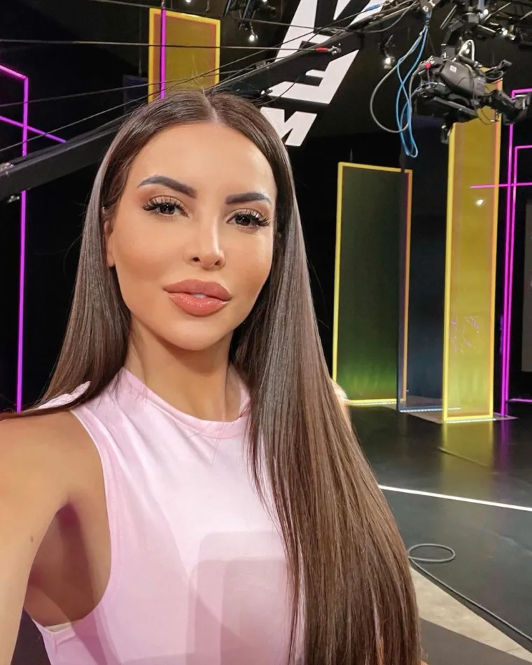 Dekolteom na izvol'te djevojka iz susjedstva rasplamsala ma&scaron;tu: 'Ljetno i vrlo provokativno izdanje'