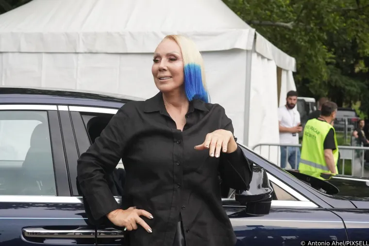 Brena je prva stigla na &quot;okršaj&quot; i sve iznenadila modrim pramenovima kose, koje je napravila posebno za ovu priliku.