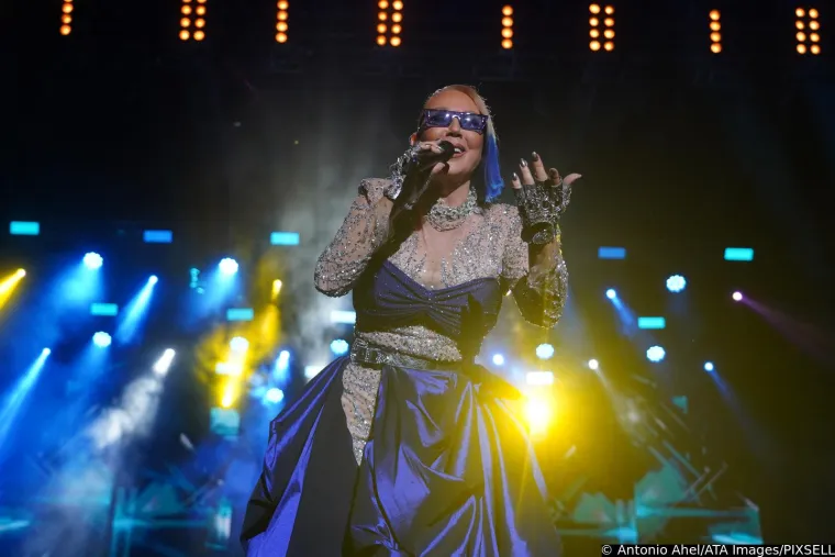 Da, ovo je Lepa Brena! Ex-Yu ikona u 63. isfurala prozirno, na bini se 'sukobila' s kolegicom, a fotografi zumirali - obline