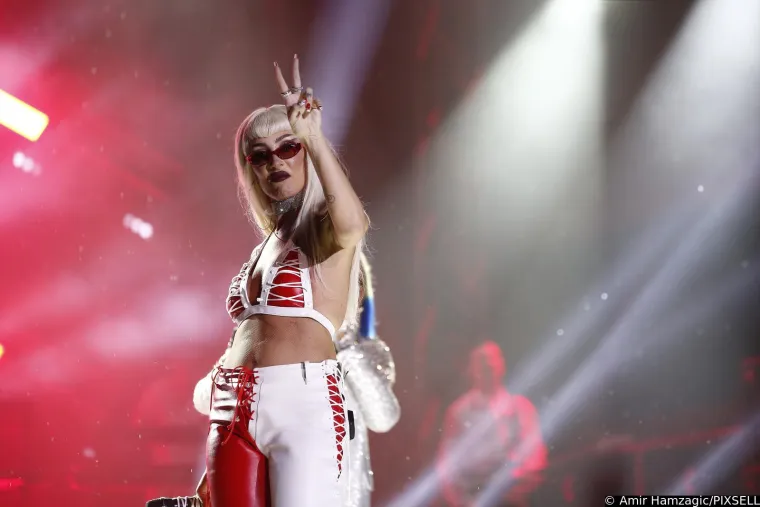 Da, ovo je Lepa Brena! Ex-Yu ikona u 63. isfurala prozirno, na bini se 'sukobila' s kolegicom, a fotografi zumirali - obline