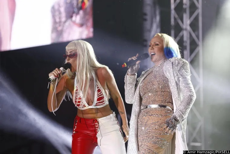 Da, ovo je Lepa Brena! Ex-Yu ikona u 63. isfurala prozirno, na bini se 'sukobila' s kolegicom, a fotografi zumirali - obline