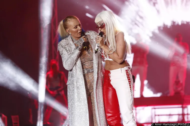 Da, ovo je Lepa Brena! Ex-Yu ikona u 63. isfurala prozirno, na bini se 'sukobila' s kolegicom, a fotografi zumirali - obline