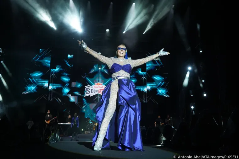 Da, ovo je Lepa Brena! Ex-Yu ikona u 63. isfurala prozirno, na bini se 'sukobila' s kolegicom, a fotografi zumirali - obline