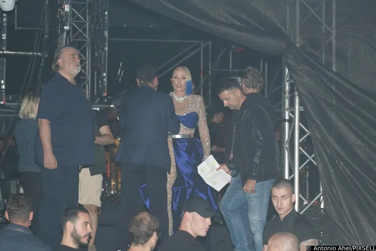 Da, ovo je Lepa Brena! Ex-Yu ikona u 63. isfurala prozirno, na bini se 'sukobila' s kolegicom, a fotografi zumirali - obline