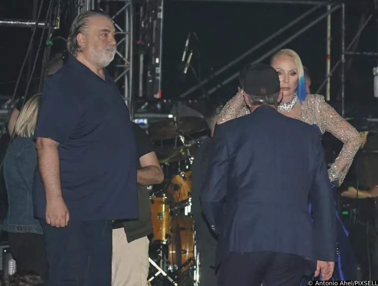 Da, ovo je Lepa Brena! Ex-Yu ikona u 63. isfurala prozirno, na bini se 'sukobila' s kolegicom, a fotografi zumirali - obline
