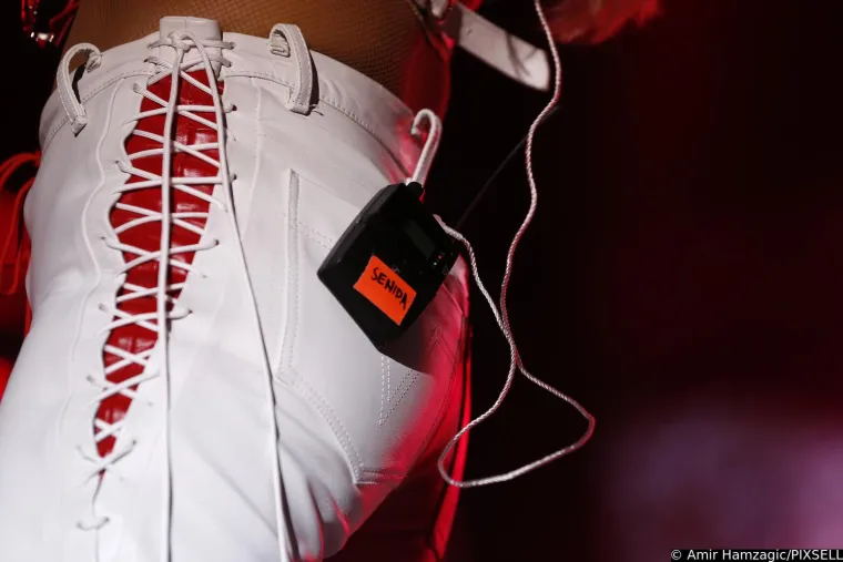 Da, ovo je Lepa Brena! Ex-Yu ikona u 63. isfurala prozirno, na bini se 'sukobila' s kolegicom, a fotografi zumirali - obline