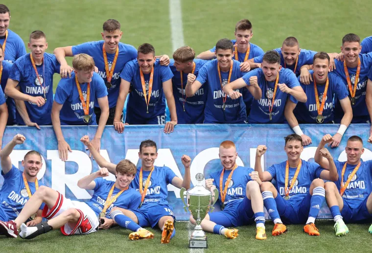 Jeste li primijetili &scaron;to su mladi dinamovci radili ispod sjeverne tribine? Naslov s njima slavila i legenda