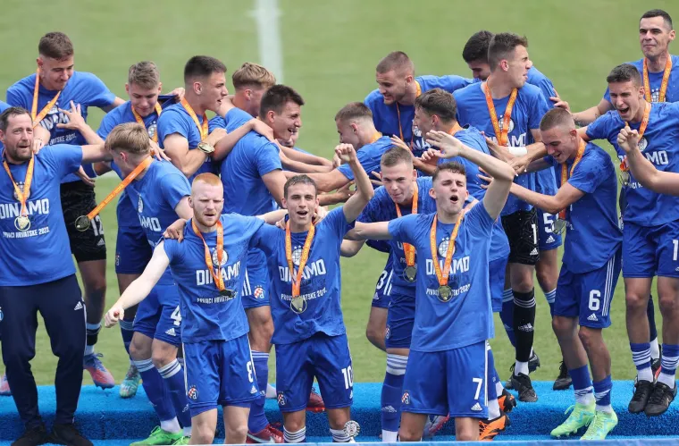 Jeste li primijetili &scaron;to su mladi dinamovci radili ispod sjeverne tribine? Naslov s njima slavila i legenda