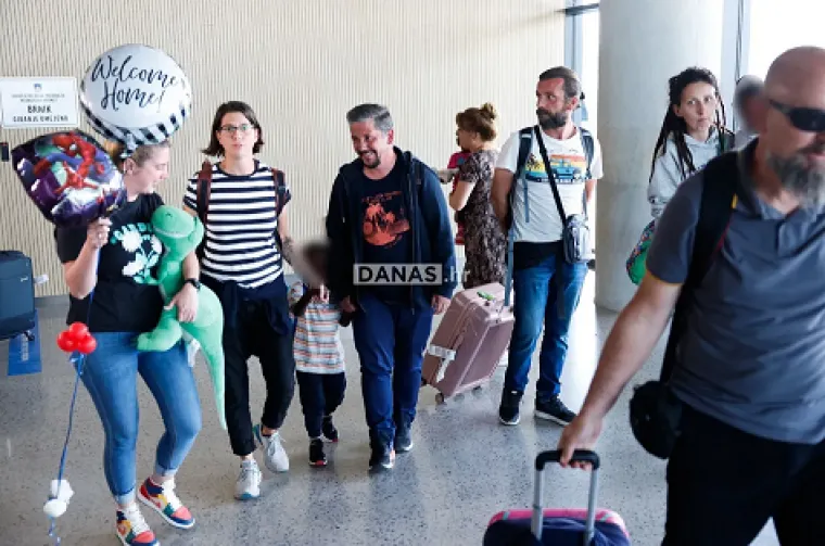Dirljivi trenuci na aerodromu: Hrvati iz Zambije grlili i ljubili obitelj i prijatelje koji su ih čekali u Ljubljani
