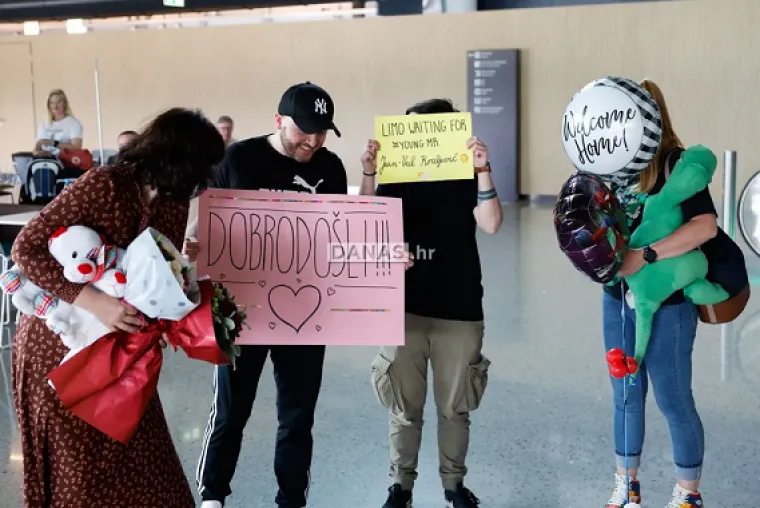 Dirljivi trenuci na aerodromu: Hrvati iz Zambije grlili i ljubili obitelj i prijatelje koji su ih čekali u Ljubljani