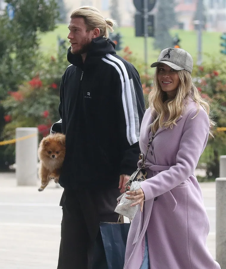 Trudna je, a to malo tko može i primijetiti: Pogledajte kako se smje&scaron;ka dok joj dečko stavlja krumpiriće u usta