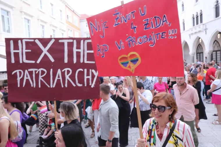 Pride u Splitu izmamio posebno žestoke natpise, selfije okidali Puljak i Ivošević: 'Homofobija je bolest, brz oporavak želim'
