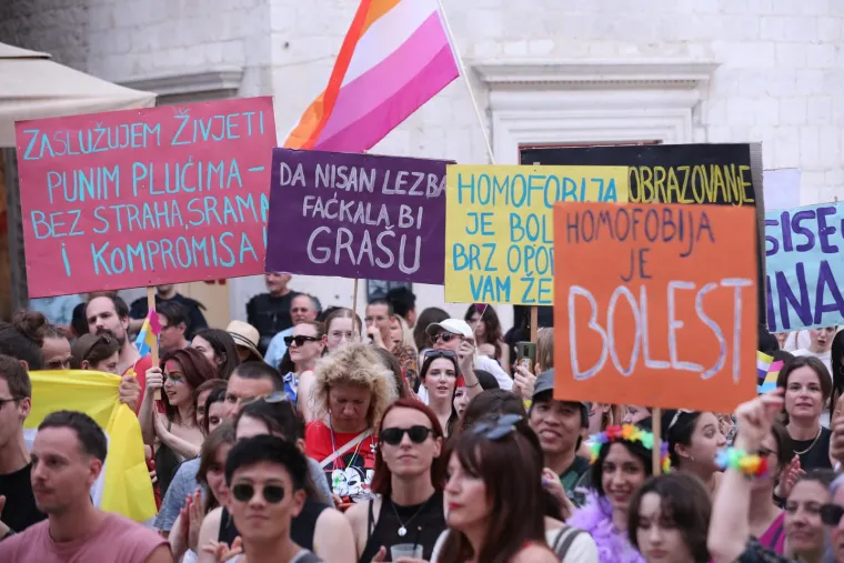 Pride u Splitu izmamio posebno žestoke natpise, selfije okidali Puljak i Ivošević: 'Homofobija je bolest, brz oporavak želim'