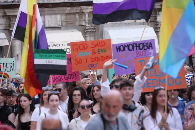 Pride u Splitu izmamio posebno žestoke natpise, selfije okidali Puljak i Ivošević: 'Homofobija je bolest, brz oporavak želim'