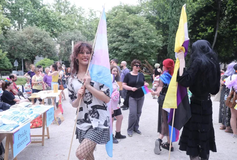 Pride u Splitu izmamio posebno žestoke natpise, selfije okidali Puljak i Ivošević: 'Homofobija je bolest, brz oporavak želim'