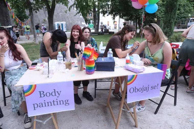 Pride u Splitu izmamio posebno žestoke natpise, selfije okidali Puljak i Ivošević: 'Homofobija je bolest, brz oporavak želim'