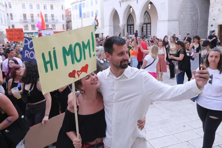 Pride u Splitu izmamio posebno žestoke natpise, selfije okidali Puljak i Ivošević: 'Homofobija je bolest, brz oporavak želim'
