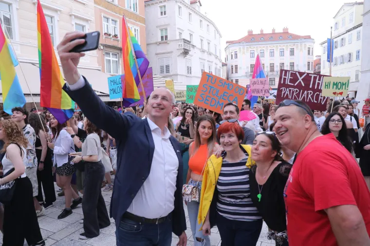 Pride u Splitu izmamio posebno žestoke natpise, selfije okidali Puljak i Ivošević: 'Homofobija je bolest, brz oporavak želim'