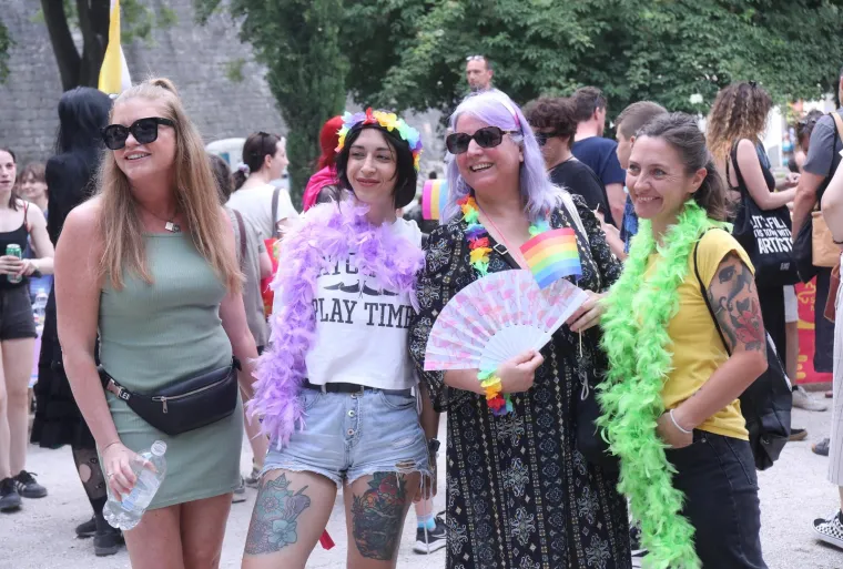 Pride u Splitu izmamio posebno žestoke natpise, selfije okidali Puljak i Ivo&scaron;ević: 'Homofobija je bolest, brz oporavak želim'