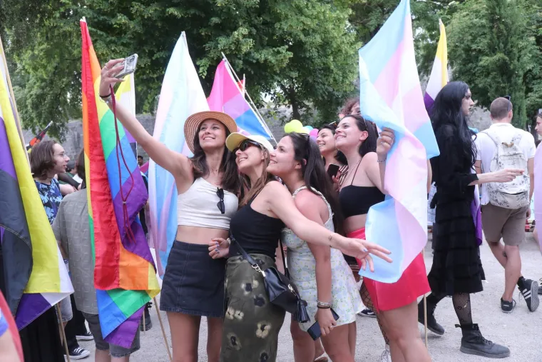 Pride u Splitu izmamio posebno žestoke natpise, selfije okidali Puljak i Ivo&scaron;ević: 'Homofobija je bolest, brz oporavak želim'