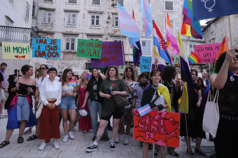 Pride u Splitu izmamio posebno žestoke natpise, selfije okidali Puljak i Ivo&scaron;ević: 'Homofobija je bolest, brz oporavak želim'