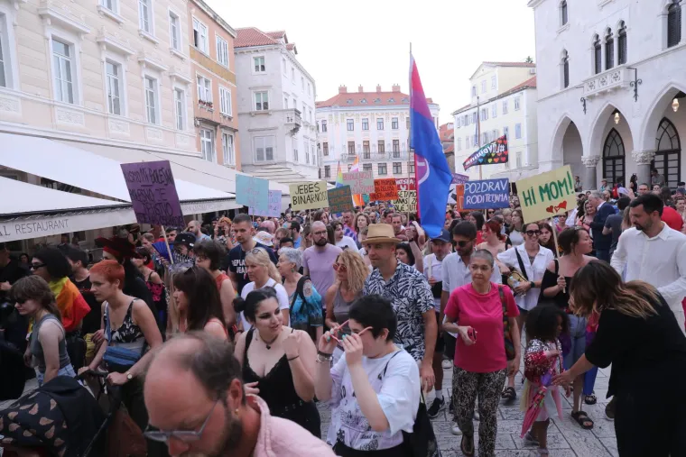 Pride u Splitu izmamio posebno žestoke natpise, selfije okidali Puljak i Ivo&scaron;ević: 'Homofobija je bolest, brz oporavak želim'