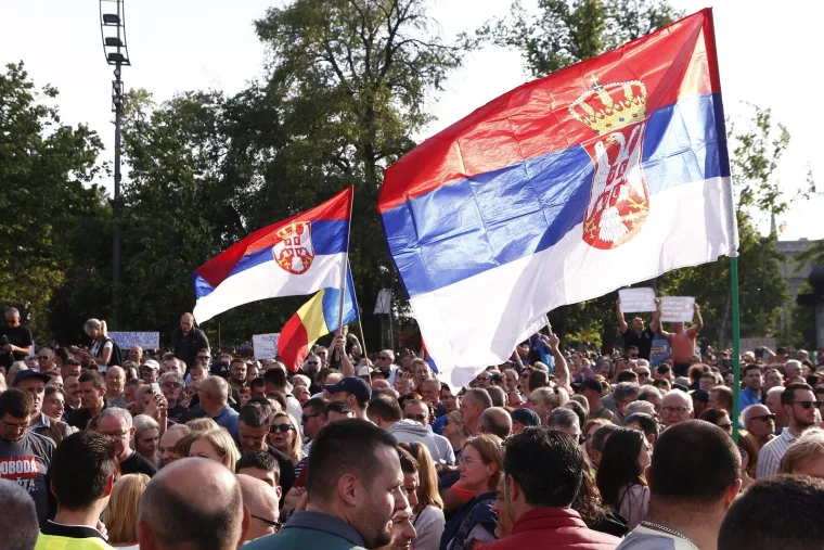 Na prosvjedu u Beogradu tisuće ljudi, do&scaron;li i studenti s transparentima: 'Srpsko proljeće se zaustaviti ne može'