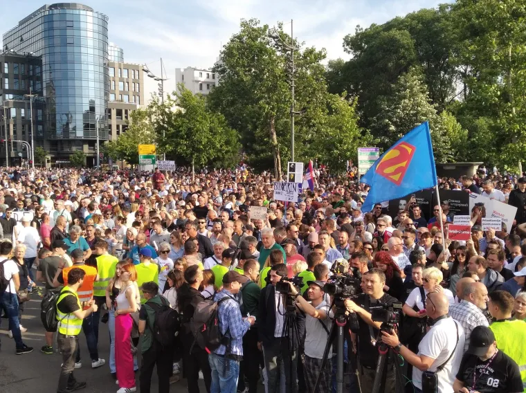 Na prosvjedu u Beogradu tisuće ljudi, do&scaron;li i studenti s transparentima: 'Srpsko proljeće se zaustaviti ne može'