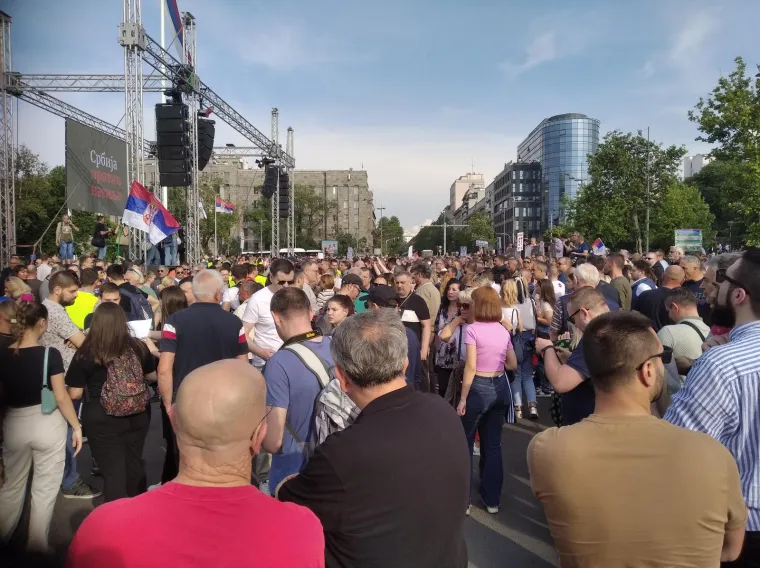 Na prosvjedu u Beogradu tisuće ljudi, do&scaron;li i studenti s transparentima: 'Srpsko proljeće se zaustaviti ne može'