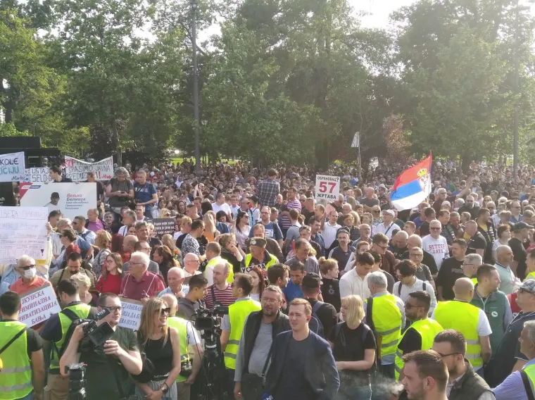 Na prosvjedu u Beogradu tisuće ljudi, do&scaron;li i studenti s transparentima: 'Srpsko proljeće se zaustaviti ne može'