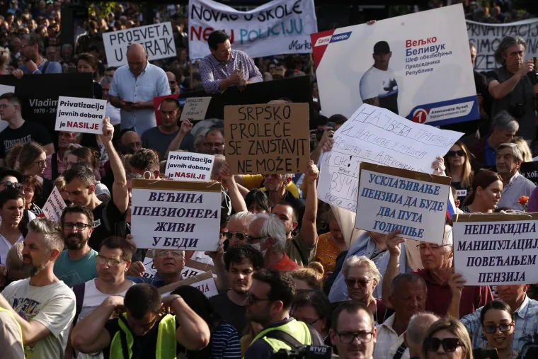 Na prosvjedu u Beogradu tisuće ljudi, do&scaron;li i studenti s transparentima: 'Srpsko proljeće se zaustaviti ne može'