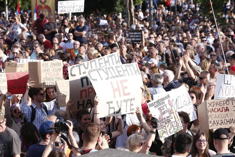 Na prosvjedu u Beogradu tisuće ljudi, do&scaron;li i studenti s transparentima: 'Srpsko proljeće se zaustaviti ne može'
