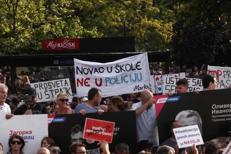 Na prosvjedu u Beogradu tisuće ljudi, do&scaron;li i studenti s transparentima: 'Srpsko proljeće se zaustaviti ne može'