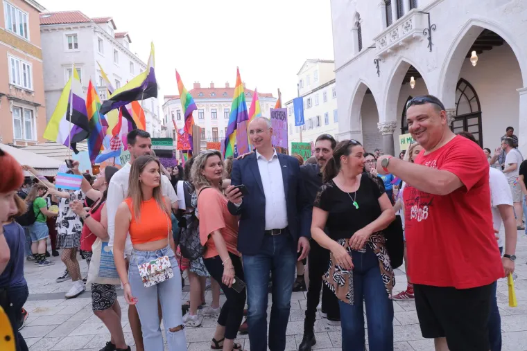 Osmijeh od uha do uha, selfiji s građanima... Pogledajte kako se Puljak proveo na Split Prideu!
