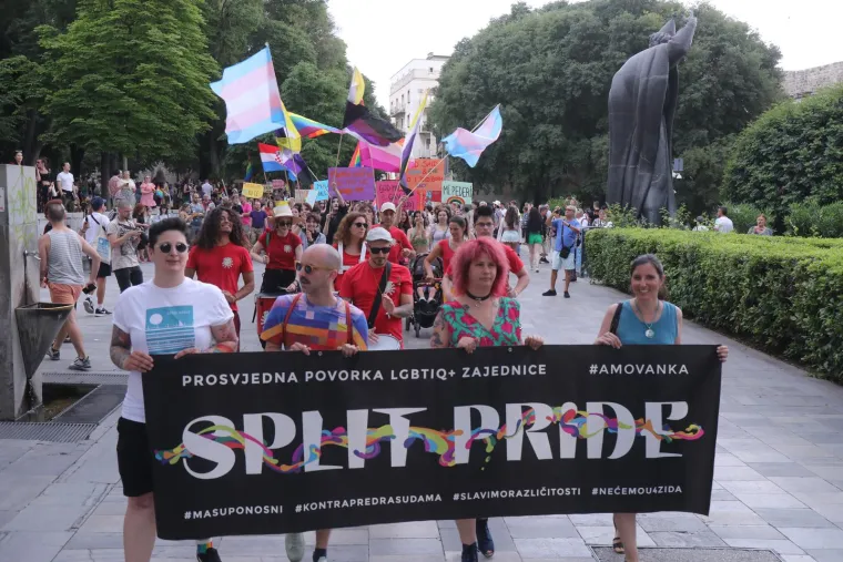 Osmijeh od uha do uha, selfiji s građanima... Pogledajte kako se Puljak proveo na Split Prideu!