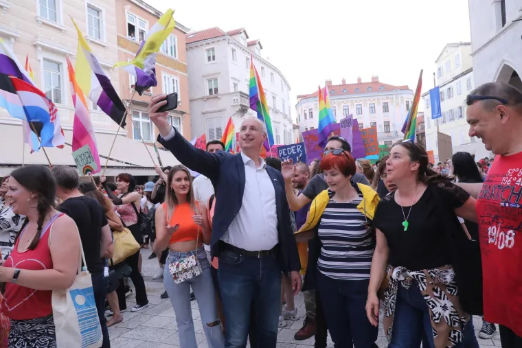 Osmijeh od uha do uha, selfiji s građanima... Pogledajte kako se Puljak proveo na Split Prideu!