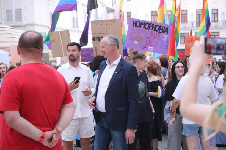 Osmijeh od uha do uha, selfiji s građanima... Pogledajte kako se Puljak proveo na Split Prideu!