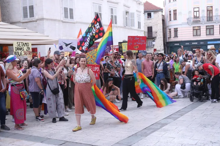 Osmijeh od uha do uha, selfiji s građanima... Pogledajte kako se Puljak proveo na Split Prideu!