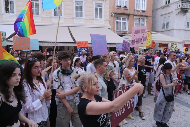 Osmijeh od uha do uha, selfiji s građanima... Pogledajte kako se Puljak proveo na Split Prideu!